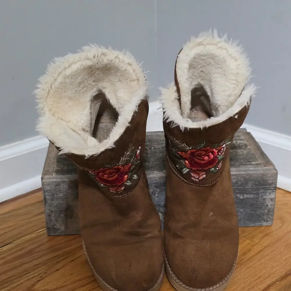 Rock & Candy Ziggy Brown Suede Floral Embroidered Fur Trim Winter Boots 7.5